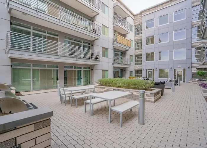 Spacious 2bd Dt - Balcony, Gym, W-d, Parking - Sleeps 8 Apartamento