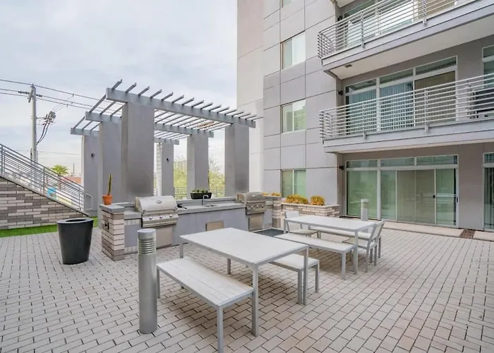 Spacious 2bd Dt - Balcony, Gym, W-d, Parking - Sleeps 8 *
