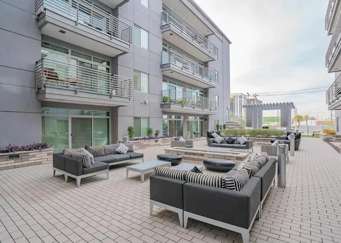 Spacious 2bd Dt - Balcony, Gym, W-d, Parking - Sleeps 8 Phoenix