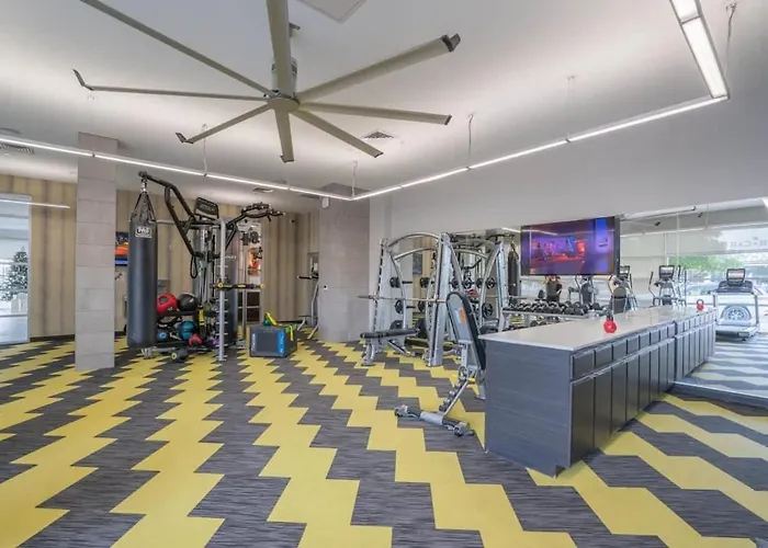 Spacious 2bd Dt - Balcony, Gym, W-d, Parking - Sleeps 8