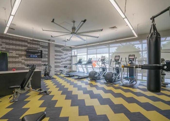 Apartamento Spacious 2bd Dt - Balcony, Gym, W-d, Parking - Sleeps 8