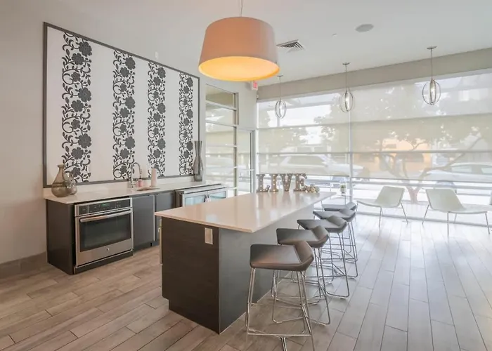 Spacious 2bd Dt - Balcony, Gym, W-d, Parking - Sleeps 8