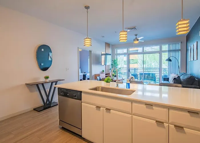 Spacious 2bd Dt - Balcony, Gym, W-d, Parking - Sleeps 8 *