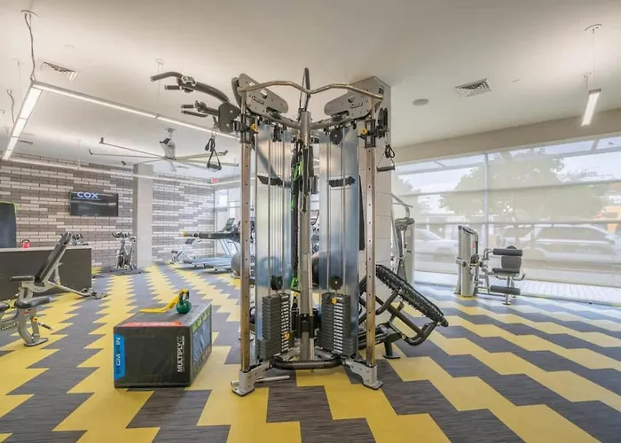 Spacious 2bd Dt - Balcony, Gym, W-d, Parking - Sleeps 8 Phoenix