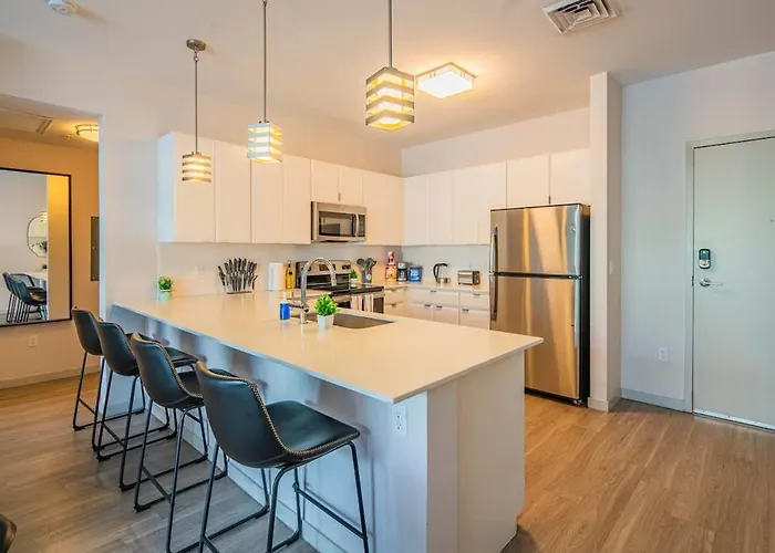 Spacious 2bd Dt - Balcony, Gym, W-d, Parking - Sleeps 8 * Phoenix