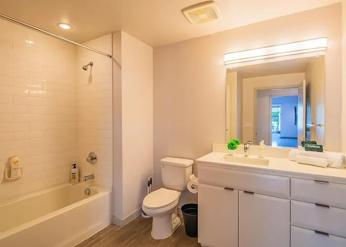 Spacious 2bd Dt - Balcony, Gym, W-d, Parking - Sleeps 8 Apartamento