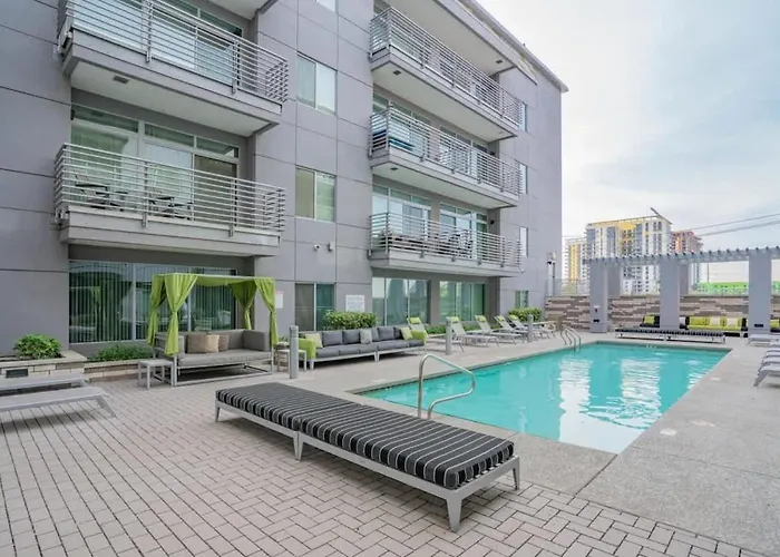 Spacious 2bd Dt - Balcony, Gym, W-d, Parking - Sleeps 8 *