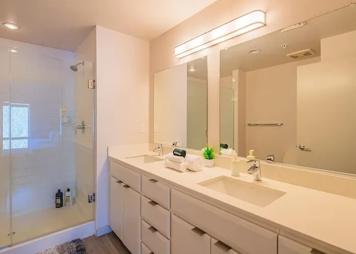 Spacious 2bd Dt - Balcony, Gym, W-d, Parking - Sleeps 8 Phoenix