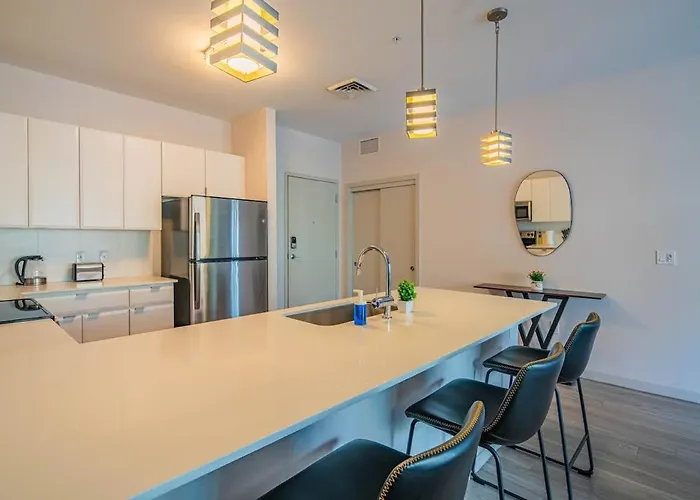 Spacious 2bd Dt - Balcony, Gym, W-d, Parking - Sleeps 8 Apartamento