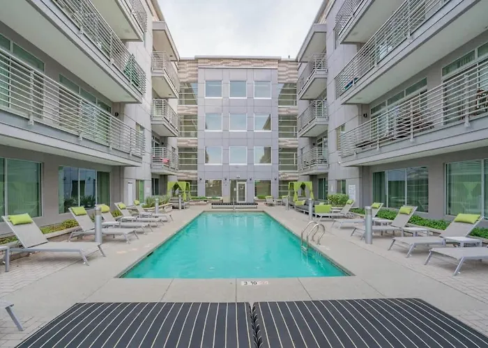 Spacious 2bd Dt - Balcony, Gym, W-d, Parking - Sleeps 8 Apartamento *