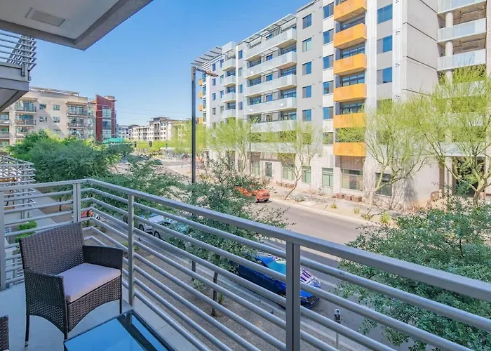 Spacious 2bd Dt - Balcony, Gym, W-d, Parking - Sleeps 8 *