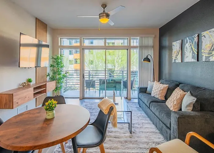 Spacious 2bd Dt - Balcony, Gym, W-d, Parking - Sleeps 8 Apartamento *