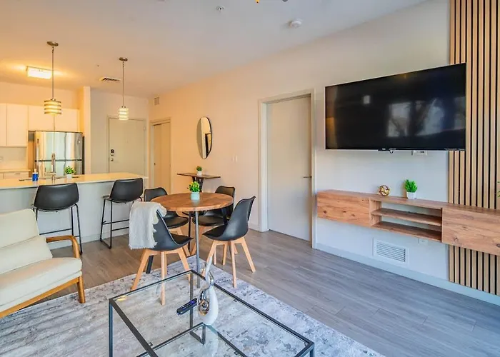 Spacious 2bd Dt - Balcony, Gym, W-d, Parking - Sleeps 8 Phoenix